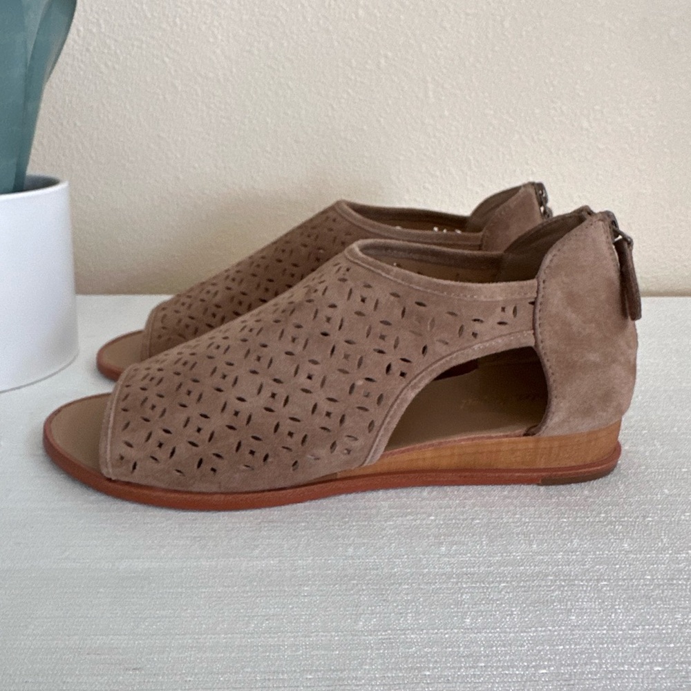 Violet & Red Pippa Tan Perforated Suede Low Wedge Sandals Women’s 8.5M - Picture 6 of 14